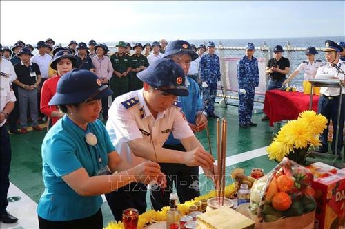 Đoàn khảo sát dâng hương tưởng niệm các liệt sĩ.