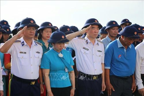 Đoàn khảo sát dâng hương tưởng niệm các liệt sĩ.