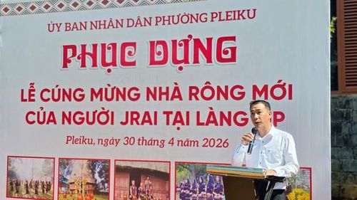 Lãnh đạo phường Pleiku giới thiệu về lễ cúng mừng nhà rông mới của người Jrai tại Plei Ơp.