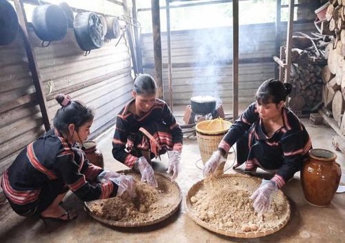 Du khách không chỉ xem,nghe, nhìn mà còn trực tiếp cùng người dân làm rượu cần. Ảnh: UBND phường Pleiku