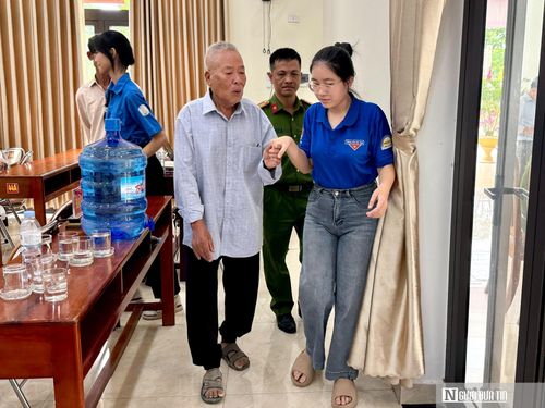 Tình nguyện viên hướng dẫn người dân vào lấy mẫu ADN.