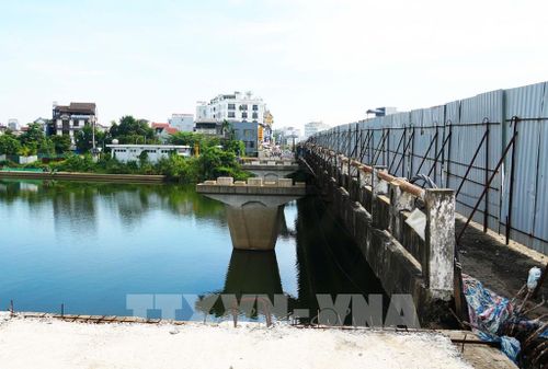 Dự án nâng cấp, mở rộng cầu Vỹ Dạ, thành phố Huế bị chậm tiến độ kéo dài nên nhà thầu đã bị chấm dứt hợp đồng. Ảnh: Nguyên Lý - TTXVN