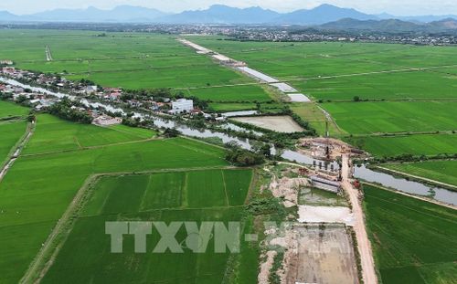 Dự án đường Tố Hữu đi Sân bay Phú Bài, thành phố Huế, bị chậm tiến độ nên thành phố đã thay chủ đầu tư. Ảnh: Nguyên Lý - TTXVN