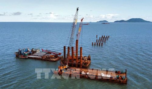 Dự án Đường giao thông ra đảo Hòn Khoai được triển khai xây dựng. Ảnh: Tuấn Phi - TTXVN 