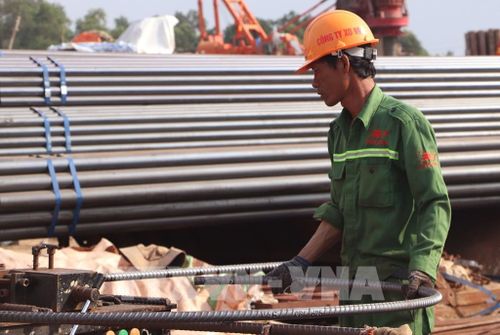 Công nhân thi công cao tốc Cà Mau - Cái Nước. Ảnh: Tuấn Phi - TTXVN