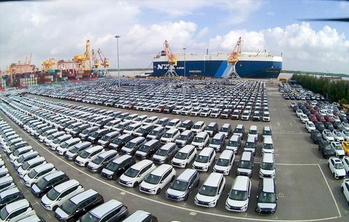 Xe nhập khẩu tăng 10% so với tháng trước, giúp thị trường ô tô tháng 6 tiếp tục tăng trưởng.