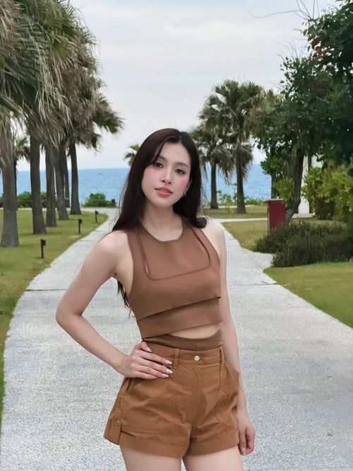 Tiểu Vy tích cực cập nhật những khoảnh khắc đời thường lẫn công việc ở trên mạng xã hội. Ảnh: FBNV