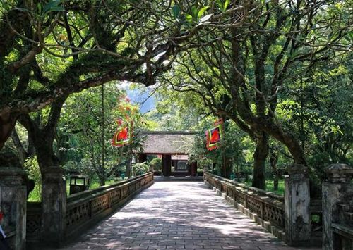 Hàng năm, du khách ghé cố đô Hoa Lư để tham quan, chiêm bái rất đông - Ảnh: Ninh Binh Legend Hotel 