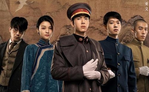 Trong danh sách này, phiên bản ngôn tình Dân Quốc Nhân Sinh Nếu Như Lần Đầu Gặp Gỡ (2018) nổi bật nhờ câu chuyện tình yêu bi kịch giữa Dịch Liên Khải và Tần Tang. Chuyển thể từ tiểu thuyết của Phỉ Ngã Tư Tồn, bộ phim lấy bối cảnh thời kỳ quân phiệt, khi những cuộc tranh giành quyền lực trong gia tộc họ Dịch khiến tình yêu của đôi nhân vật chính liên tục bị thử thách. Không chỉ gây ấn tượng bởi bầu không khí cổ điển, phim còn ghi dấu với những nút thắt cảm xúc và số phận nhiều trắc trở của các nhân vật.