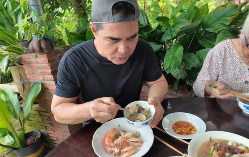Trung Dũng cùng mẹ ăn bữa cơm giản dị hạnh phúc.