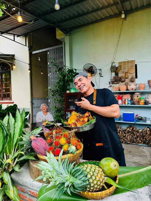 Diễn viên Trung Dũng chia sẻ khoảnh khắc hạnh phúc bên mẹ.