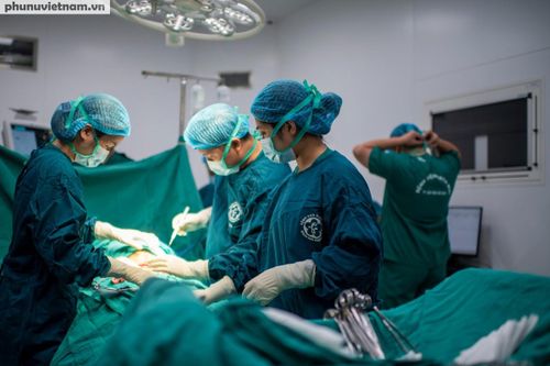 Ca phẫu thuật đẻ được thực hiện tại Bệnh viện Bạch Mai cơ sở Ninh Bình.