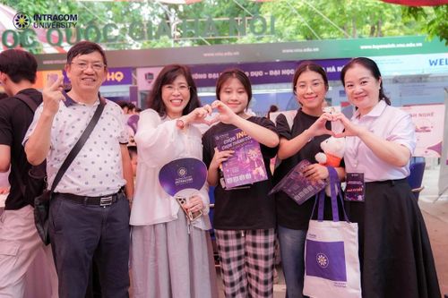 Học sinh tiếp cận thông tin từ cả góc độ học thuật và thực tiễn nghề nghiệp