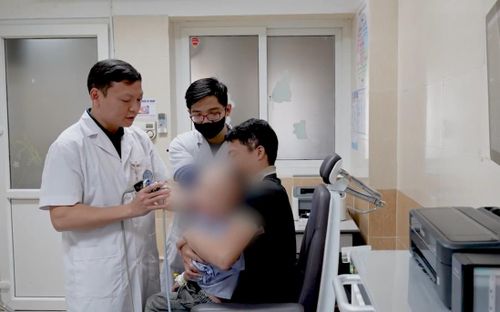 Bác sĩ kiểm tra sức khỏe của bệnh nhân sau khi lấy dị vật.