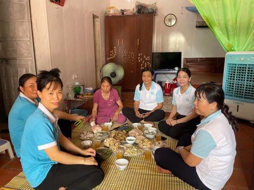 Cán bộ Hội LHPN xã Lạc Đạo, Chi hội Phụ nữ thôn Cát Lư, một số chị Chi hội trưởng các thôn đến dọn dẹp nhà cửa, phát quang cây cối và tổ chức nấu mâm cơm tri ân tại gia đình bà Phạm Thị Quy.