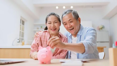 Đối với mục tiêu dài hạn như nghỉ hưu, mức tiết kiệm là khoảng 15% thu nhập hàng năm