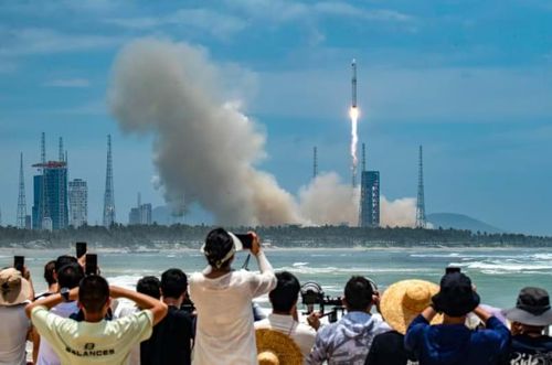 Tên lửa đẩy Trường Chinh-10B phóng từ bãi phóng tàu vũ trụ thương mại ở Văn Xương, tỉnh Hải Nam phía nam Trung Quốc. Ảnh: Tân Hoa Xã