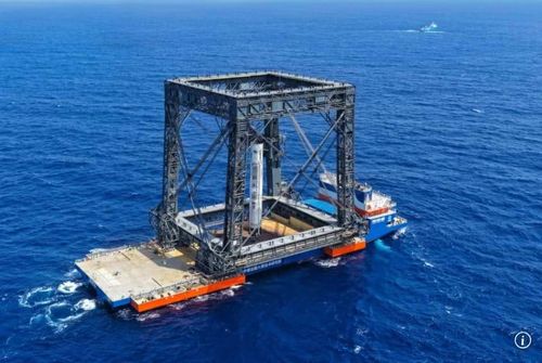 Giàn nổi trên biển thu hồi tầng đầu tiên của tên lửa đẩy Trường Chinh-10B. Ảnh: Tân Hoa Xã