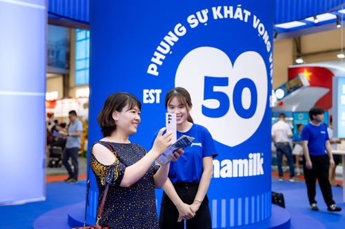 Người tiêu dùng tại gian hàng triển lãm Vinamilk. Ảnh: Vinamilk