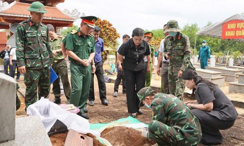 Công tác tìm kiếm hài cốt liệt sĩ khu vực đường Trường Chinh (Quảng Ngãi) đang được khẩn trương tiến hành. Ảnh: Biên Phòng