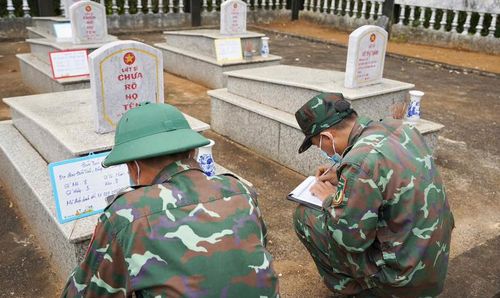 Chiến tranh đã lùi xa, nhưng đâu đó dưới lòng đất chiến trường xưa vẫn còn những người lính chưa trở về. Ảnh: Biên Phòng