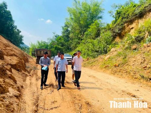 Lãnh đạo xã Kiên Thọ khảo sát, kiểm tra tiến độ thi công Dự án khắc phục điểm sạt lở tuyến đường giao thông làng Chu.
