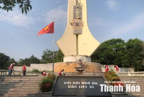 Tuổi trẻ xã Thọ Xuân dọn dẹp vệ sinh khuôn viên đài tưởng niệm liệt sĩ trên địa bàn.