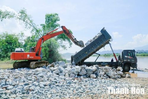 Đơn vị thi công đang đẩy nhanh tiến độ thi công công trình kè bờ tả sông Mã tại thôn Kim Mẫm, xã Cẩm Tú.