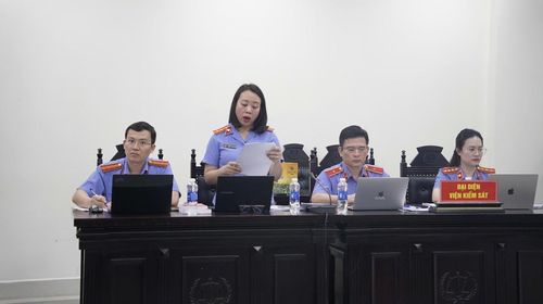 Đại diện Viện kiểm sát luận tội với các bị cáo. Ảnh: Như Nguyệt.