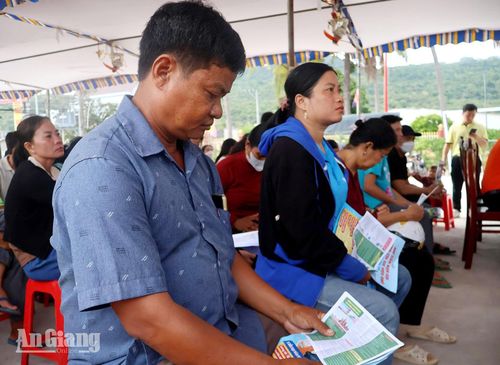 Đông đảo người lao động tham gia ngày hội việc làm xã Ba Chúc. Ảnh: ĐỨC TOÀN