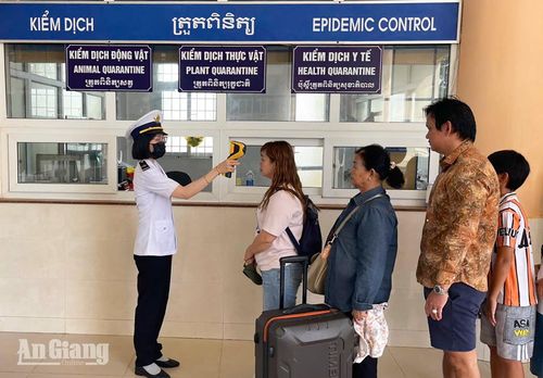 Kiểm soát chặt chẽ người nhập cảnh qua Cửa khẩu quốc tế Hà Tiên. Ảnh: HẠNH CHÂU