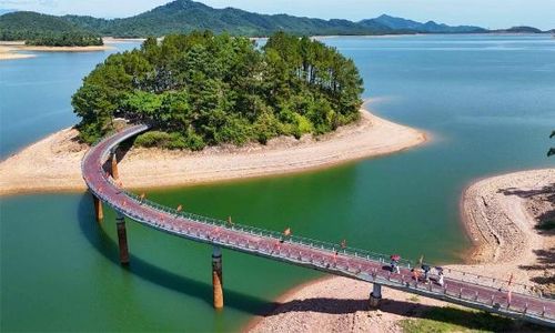Cây cầu dẫn vào hòn đảo nơi có Đền thờ cố Tổng Bí thư Lê Duẩn .