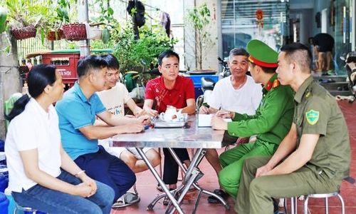 Cán bộ Công an xã Nghĩa Phương tuyên truyền pháp luật cho Nhân dân trên địa bàn.