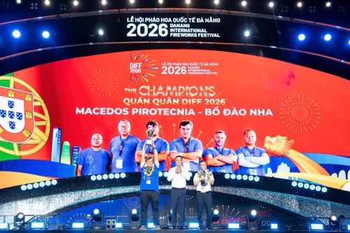 Ủy viên Trung ương Đảng, Bí thư Thành ủy Đà Nẵng Lê Ngọc Quang (giữa) trao cúp vô địch DIFF 2026 cho đội Bồ Đào Nha. Ảnh: BTC