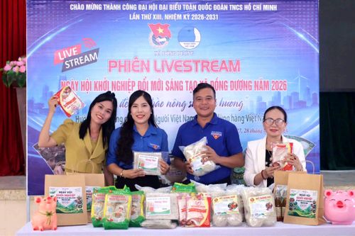 Tuổi trẻ xã Đồng Dương tổ chức livestream quảng bá, giới thiệu sản phẩm OCOP, sản phẩm nông thôn tiêu biểu, đưa sản phẩm địa phương tiếp cận thị trường số. Ảnh: ĐVCC