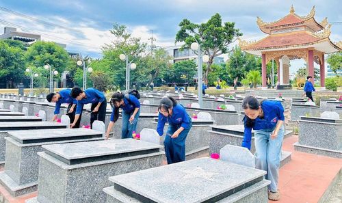 Đoàn phường Hòa Xuân ra quân vệ sinh môi trường tại nghĩa trang liệt sĩ trên địa bàn. Ảnh: THU HƯƠNG