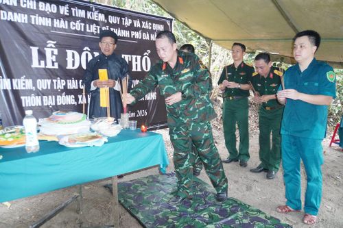 Các thành viên đội tìm kiếm thành kính dâng hương, mong sớm tìm thấy hài cốt liệt sĩ. Ảnh: ĐVCC