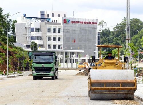 Đẩy mạnh giải ngân vốn đầu tư công thúc đẩy tăng trưởng kinh tế 6 tháng đầu năm của tỉnh. Trong ảnh: Nhà thầu đẩy nhanh tiến độ thi công gói thầu số 4, Dự án Đường động lực.