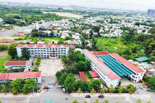 Trường tiểu học Hiệp Hòa và Trường THCS Hiệp Hòa, phường Trấn Biên nằm kế nhau, thuận lợi cho quá trình sắp xếp.