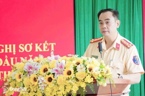 Đại tá Trần Trọng Thủy, Trưởng phòng Cảnh sát giao thông Công an thành phố Đồng Nai báo cáo tình hình an toàn giao thông 6 tháng đầu năm 2026. Ảnh: Lê Duy