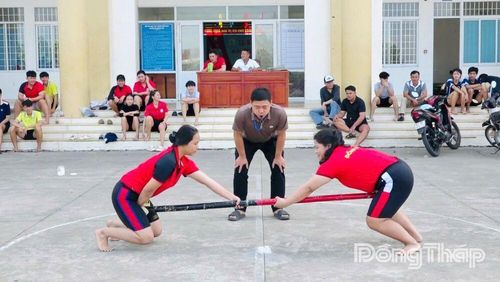 Các vận động viên thi đấu môn đẩy gậy tại Đại hội Thể dục thể thao xã Vĩnh Bình lần thứ I.