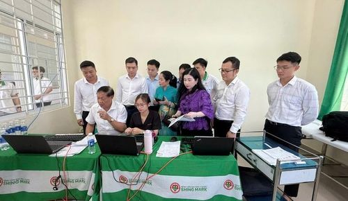 Thứ trưởng Bộ Y tế Đỗ Xuân Tuyên và các thành viên đoàn công tác kiểm tra nhân viên y tế thiết lập hồ sơ sức khỏe điện tử tại Đồng Nai