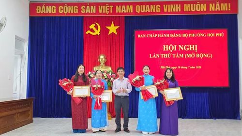  Bí thư Đảng ủy phường trao bằng khen của Ban Thường vụ Tỉnh ủy cho 4 đảng viên hoàn thành xuất sắc nhiệm vụ 5 năm liền (2021-2025). Ảnh: Bá Bính 