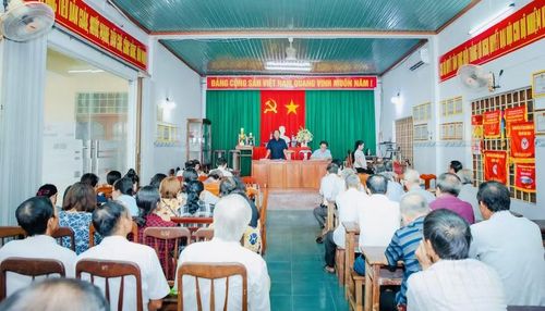 Chi bộ tổ dân phố Vĩnh Liêm (phường Bình Định) tổ chức kỳ sinh hoạt đầu tiên sau sáp nhập. Ảnh: N.H