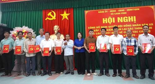 Lãnh đạo xã Canh Vinh trao các quyết định chỉ định bí thư chi bộ thôn, làng trên địa bàn xã sau sắp xếp. Ảnh: ĐVCC