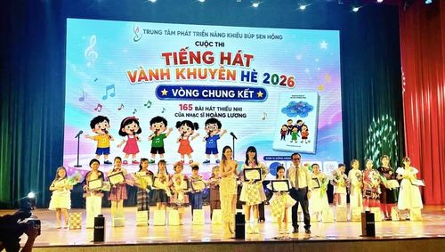  Ban tổ chức trao giải Nhất cho 2 thí sinh Trần Bảo Ngọc và Nguyễn Thảo Nguyên tại cuộc thi “Tiếng hát Vành khuyên” hè năm 2026. Ảnh: Kim Chánh 
