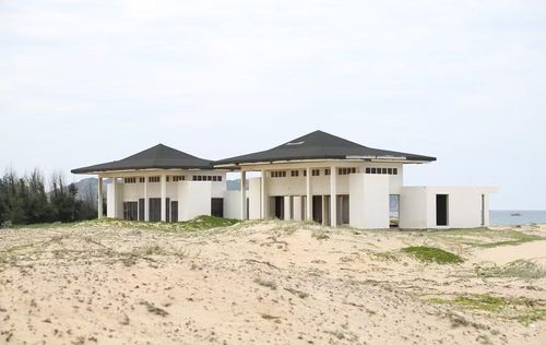 2 căn biệt thự mẫu của Dự án Phương Mai Bay Resort có dấu hiệu xuống cấp. Ảnh: T.S