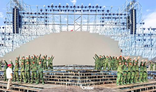 Chiến sĩ Tiểu đoàn Bộ binh 460 tập luyện cho chương trình.
