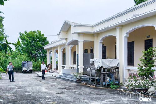 Khu nhà điều hành của trạm khá đìu hiu.