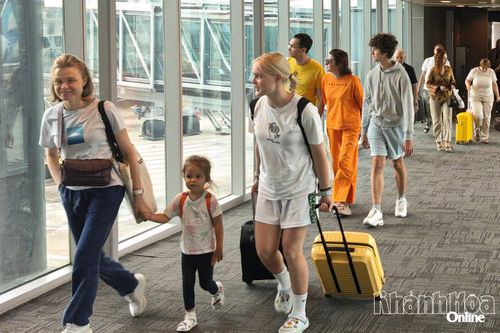 Du khách nước ngoài tại Nhà ga quốc tế Cam Ranh sáng 12-7.